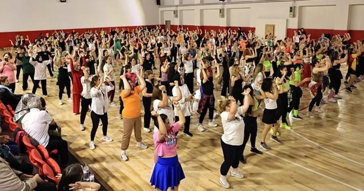 350 kadın kursiyer Dünya Dans Günü’nde zumba gösterisi yaptı