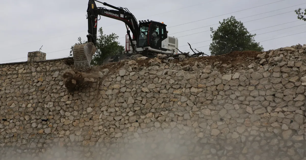 Bursa Nilüfer Dağyenice’de kaçak duvar yıkıldı