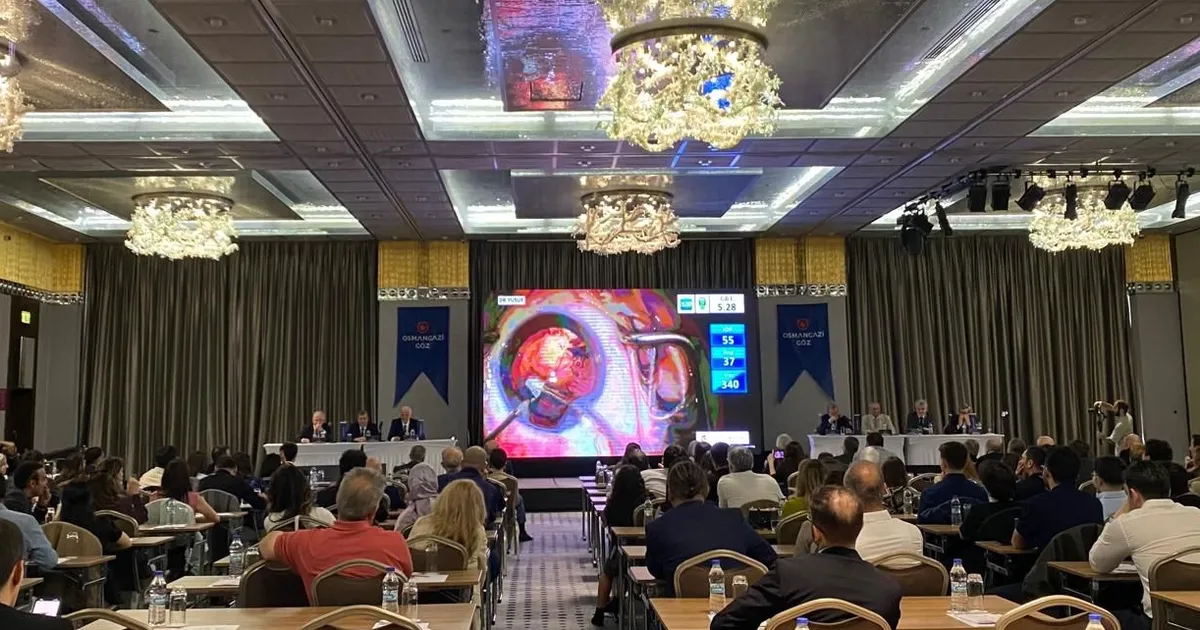 Bursa’da göz cerrahlarından canlı ameliyat