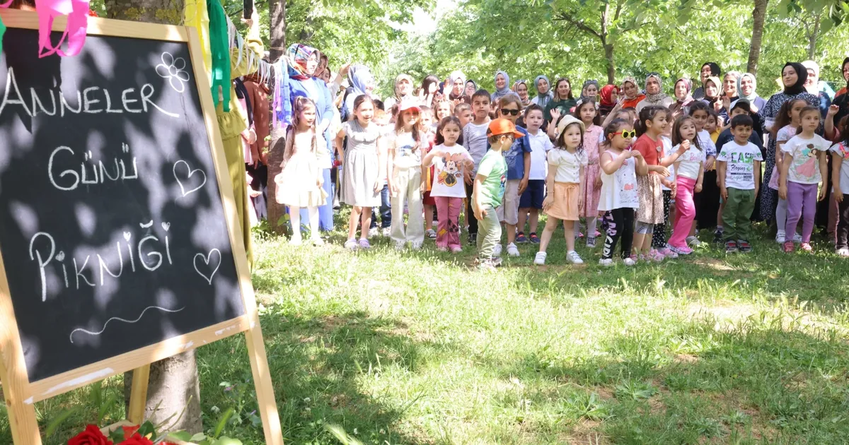 Kocaeli Çayırova çocuk kulüplerinde annelere özel etkinlik