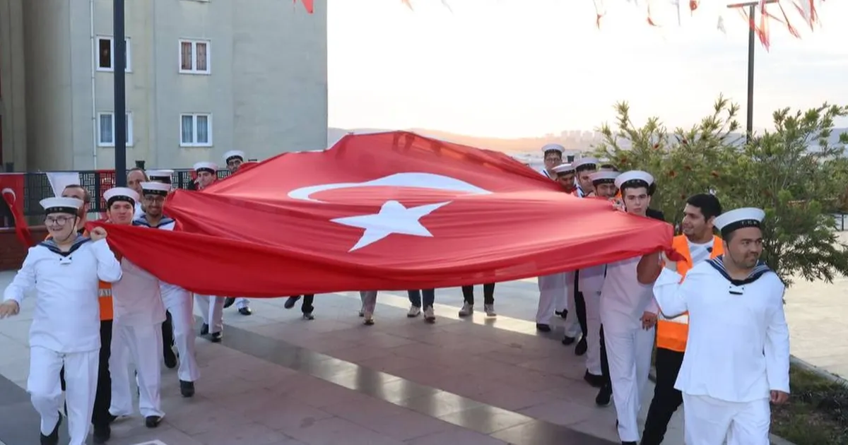 Kocaeli Çayırova’nın özel askerlerine kına gecesi