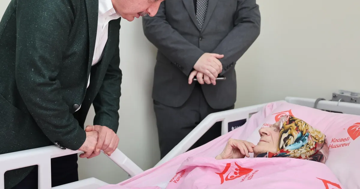 Kocaeli’de Başkan Büyükakın, Anneler Günü’nde şehit ailesi ve huzurevine gitti