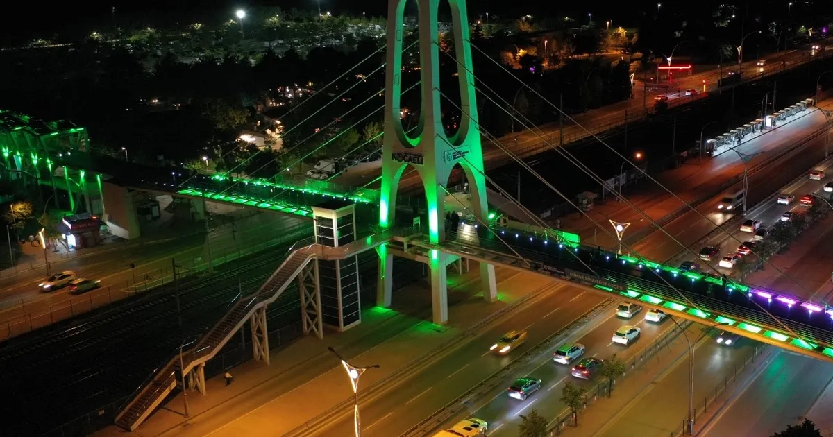 Kocaeli’nde üst geçitler yeşile büründü
