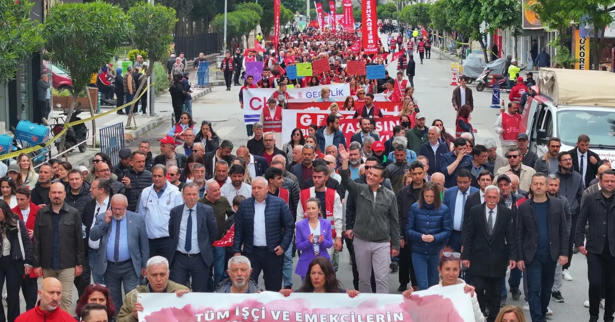Manisa’da Başkan Zeyrek emekçilerle omuz omuza yürüdü