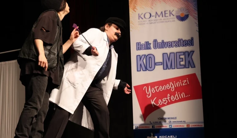 KO-MEK kursiyerlerine sahnede tam not